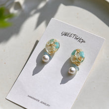 Load image into Gallery viewer, Resin Daisy Mint Earrings
